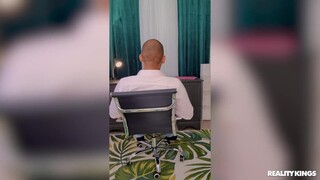 Interracial Chair Spin Blowjob - смотри новое порно бесплатно REDPORN.TOP