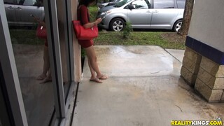 Blowjob in the Car with Sinn - эксклюзивное порно REDPORN.TOP