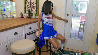 Little Teen Cheerleader Filled Up - смотри новое порно бесплатно REDPORN.TOP