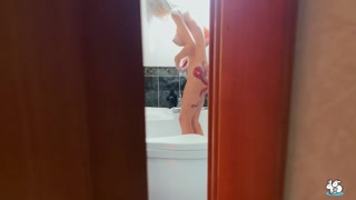 Young blonde shower fun - fingering her tight pussy - эксклюзивное порно REDPORN.TOP