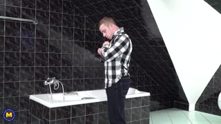 Mature Ryanne Surprises Toy Boy in Shower - Hot Cougar Action - смотри новое порно бесплатно REDPORN.TOP