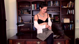 Office MILF Isabel Shows Off Her Curves In Stockings - эксклюзивное порно REDPORN.TOP