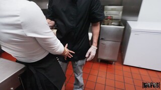 Dirty Waitress Handjobs Mike Ox Then Swallows His Cum - эксклюзивное порно REDPORN.TOP