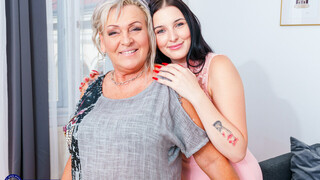 Teen Lesbian Fun: Suzie Sparkles and Malinde on the Couch - эксклюзивное порно REDPORN.TOP